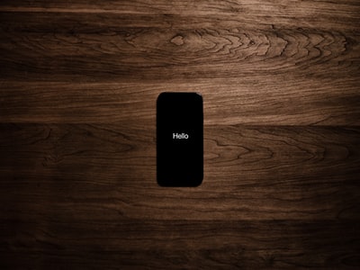 iPhone在木质表面
